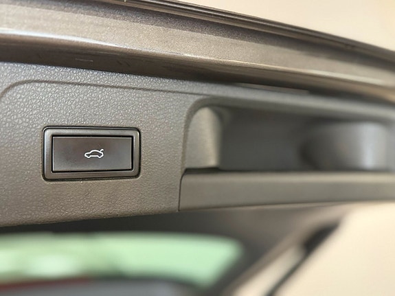 Volkswagen Passat 12 of 18