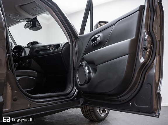 Jeep Renegade 28 of 30