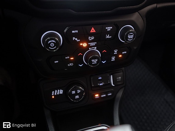 Jeep Renegade 27 of 30