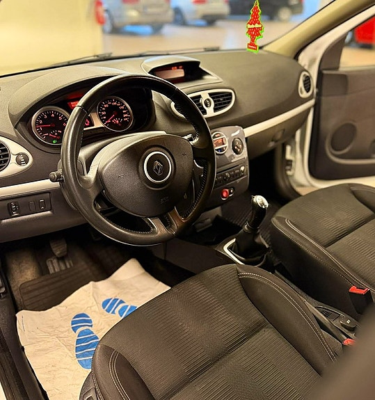 Renault Clio 11 of 18