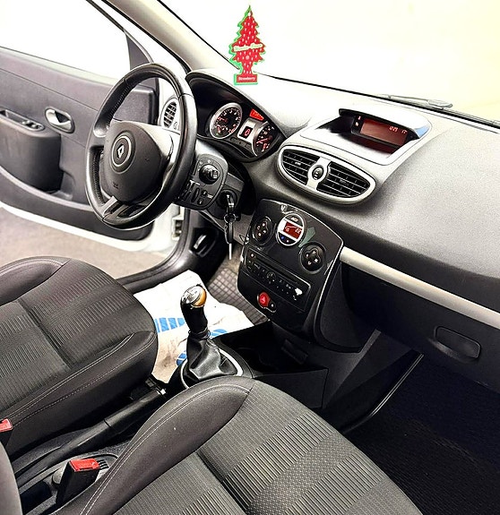Renault Clio 16 of 18