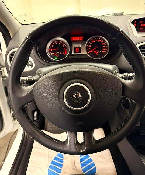 Renault Clio 12 of 18