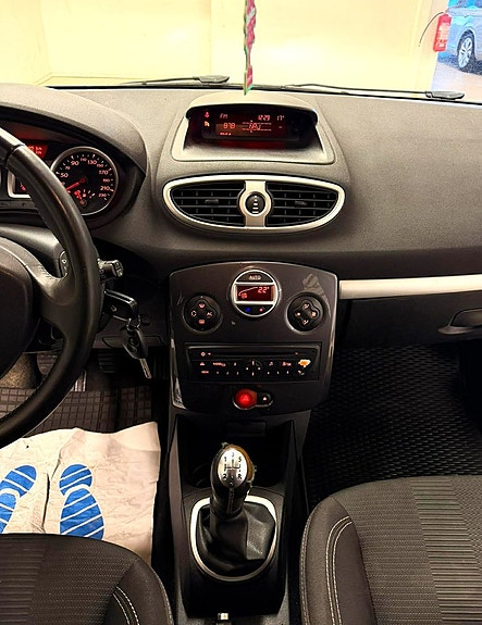 Renault Clio 14 of 18