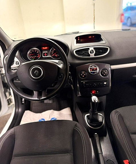 Renault Clio 13 of 18