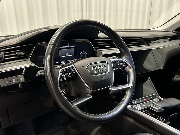 Audi e-tron 10 of 15