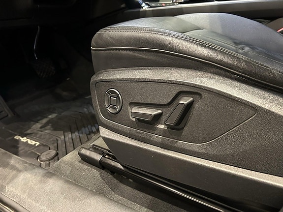 Audi e-tron 7 of 15