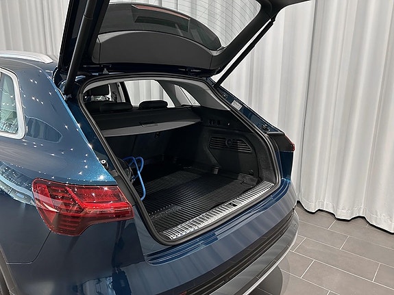 Audi e-tron 4 of 15