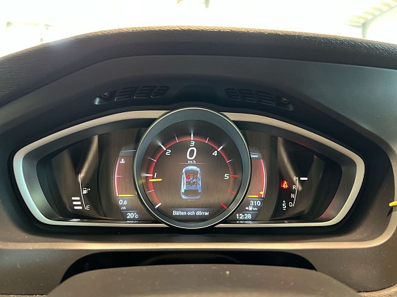 Volvo V40 Cross Country 14 of 28
