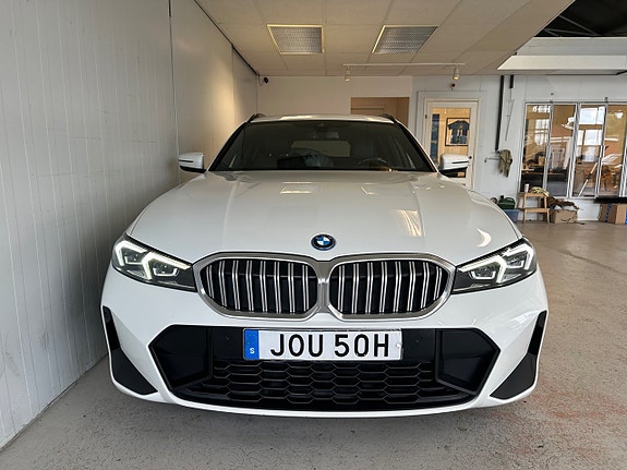 BMW 330e 18 of 19