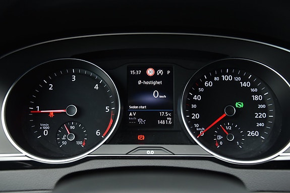 Volkswagen Passat 24 of 30