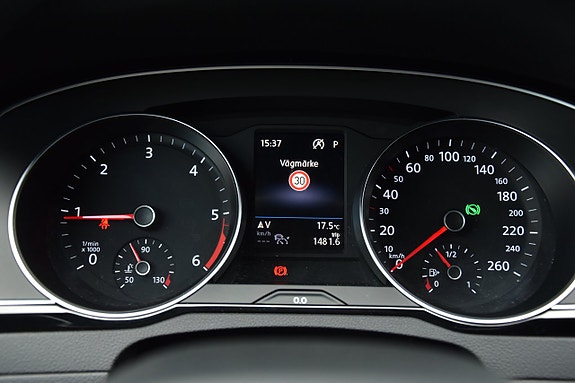 Volkswagen Passat 25 of 30