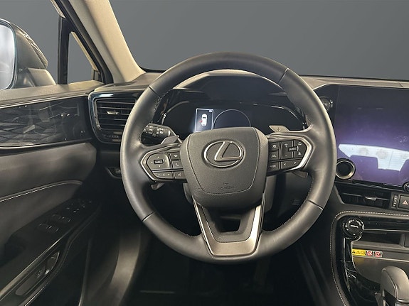 Lexus NX450h+ 8 of 11