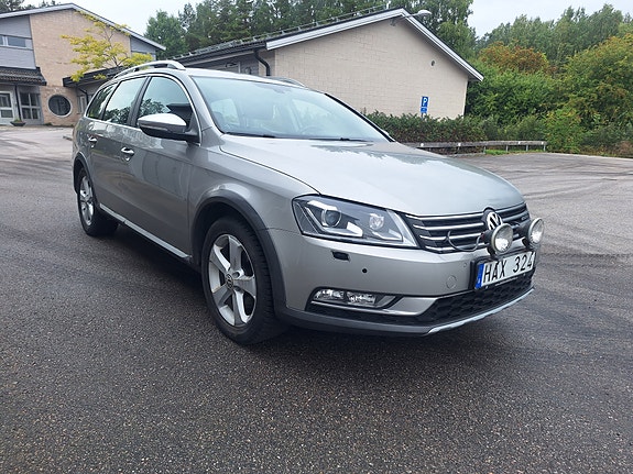 Volkswagen Passat Alltrack 2 of 13