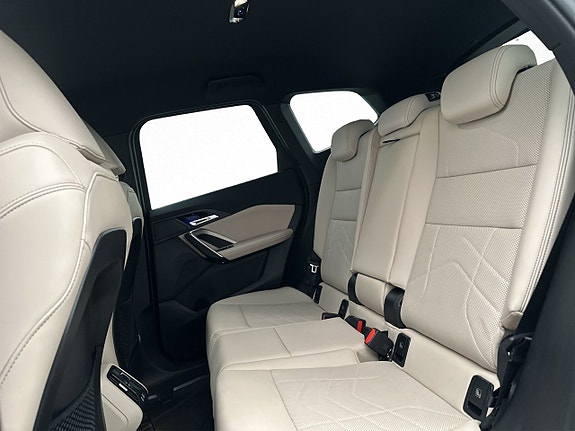 BMW iX1 13 of 28