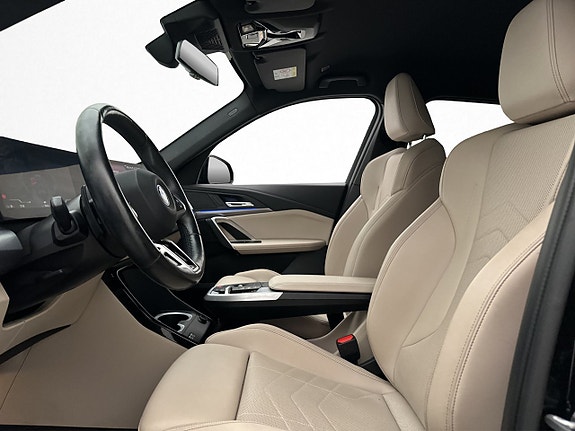 BMW iX1 9 of 28