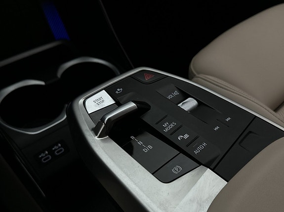 BMW iX1 25 of 28