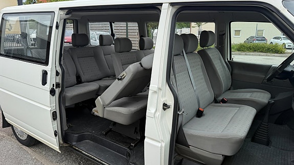 Volkswagen Caravelle 8 of 10