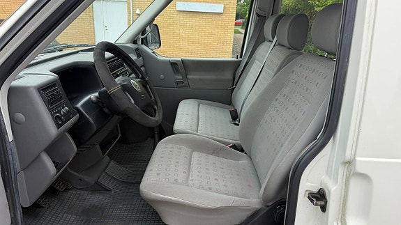 Volkswagen Caravelle 6 of 10