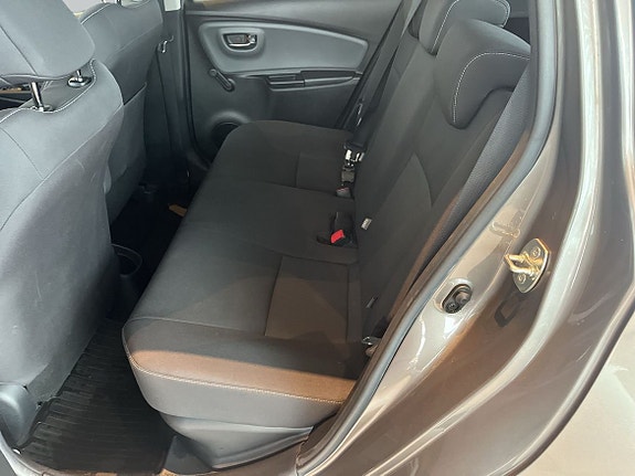 Toyota Yaris 9 of 12