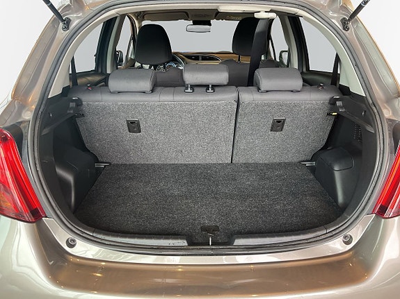 Toyota Yaris 12 of 12