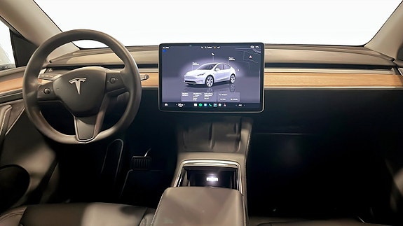 Tesla Model Y 4 of 18
