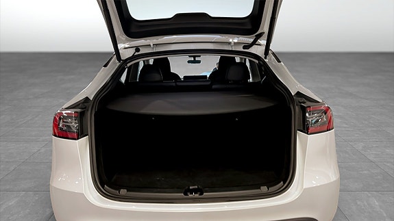 Tesla Model Y 10 of 18