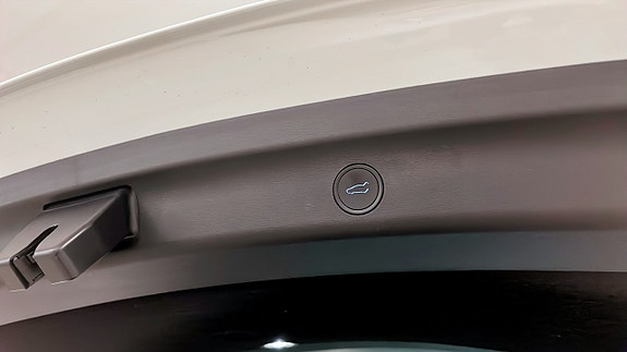 Tesla Model Y 17 of 18
