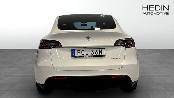 Tesla Model Y 7 of 18