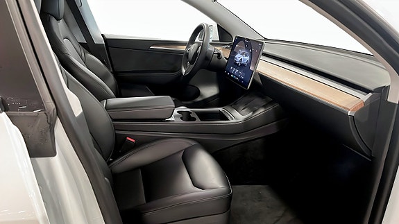 Tesla Model Y 3 of 18