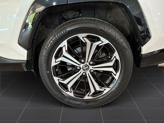 Toyota RAV4 6 of 17