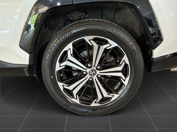 Toyota RAV4 6 of 17