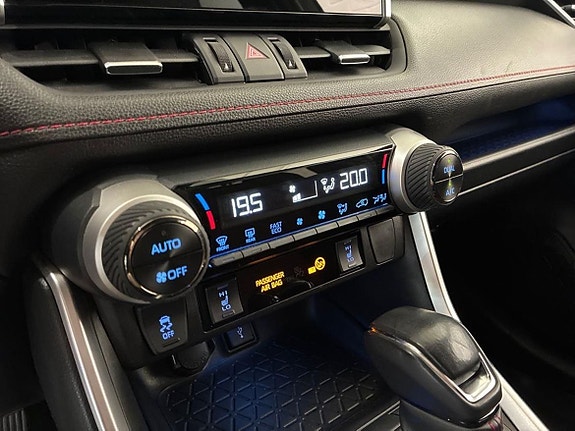 Toyota RAV4 10 of 17