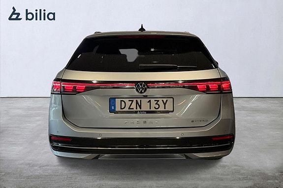 Volkswagen Passat 7 of 25