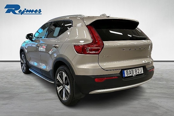 Volvo XC40 2 of 18