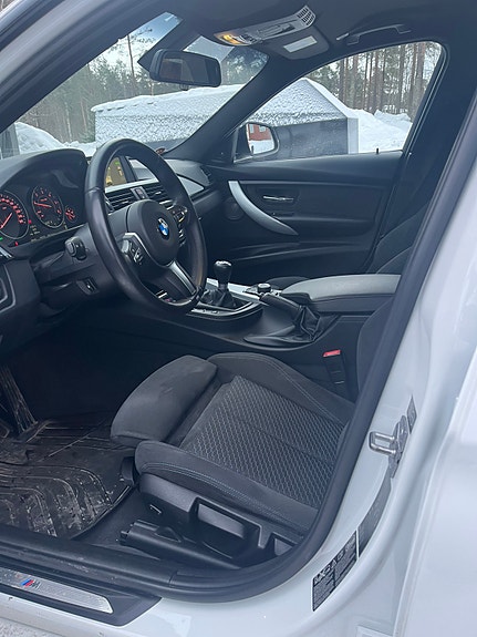 BMW 318d 3 of 5