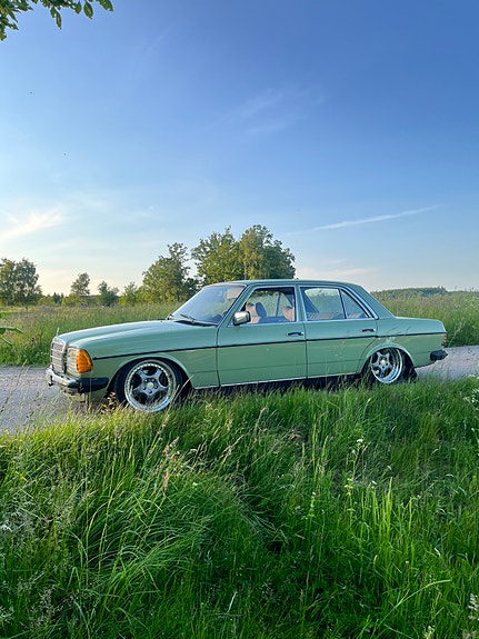 Mercedes-Benz 240 D 3 of 3