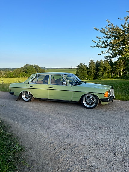 Mercedes-Benz 240 D 2 of 3