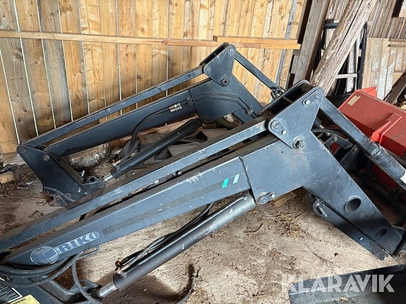 Traktor Belarus 820 med frontlastare 3 of 6