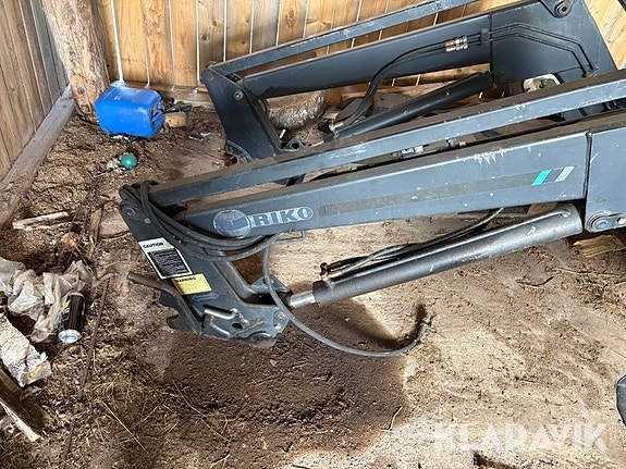 Traktor Belarus 820 med frontlastare 4 of 6