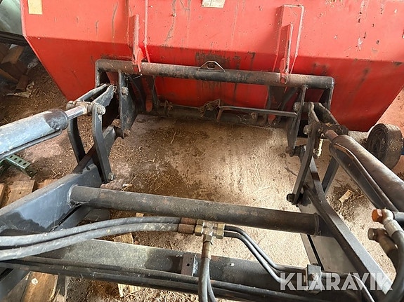 Traktor Belarus 820 med frontlastare 5 of 6