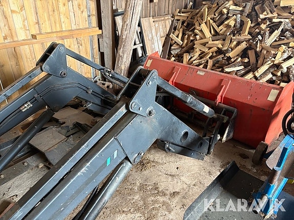 Traktor Belarus 820 med frontlastare 2 of 6