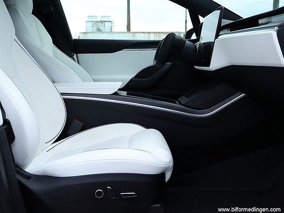 Tesla Model X 6 of 24