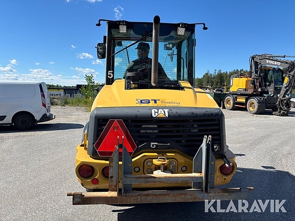 Hjullastare CAT 906M med skopa, Vikplog & san 4 of 6