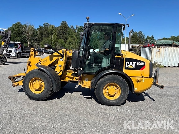 Hjullastare CAT 906M med skopa, Vikplog & san 2 of 6