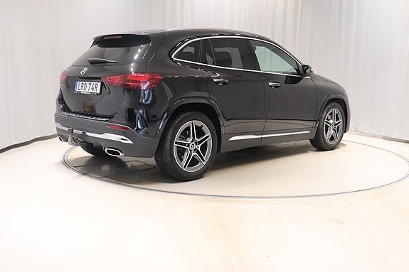 Mercedes-Benz GLA200 4 of 11