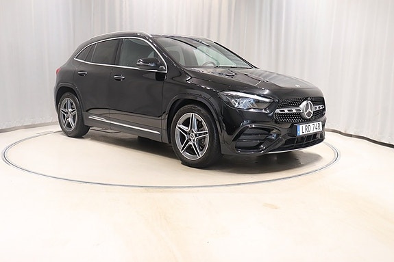 Mercedes-Benz GLA200 3 of 11