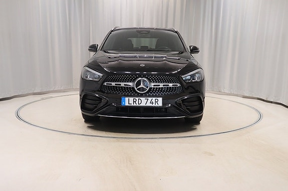 Mercedes-Benz GLA200 2 of 11