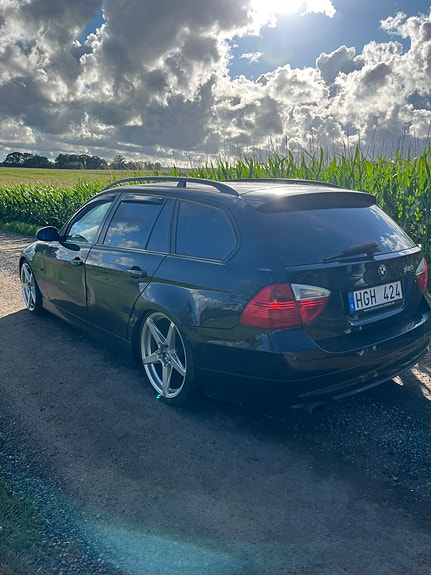 BMW 320i 2 of 3