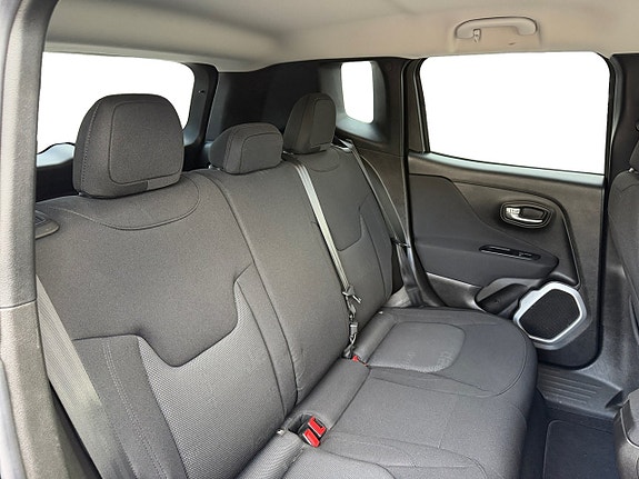 Jeep Renegade 16 of 16