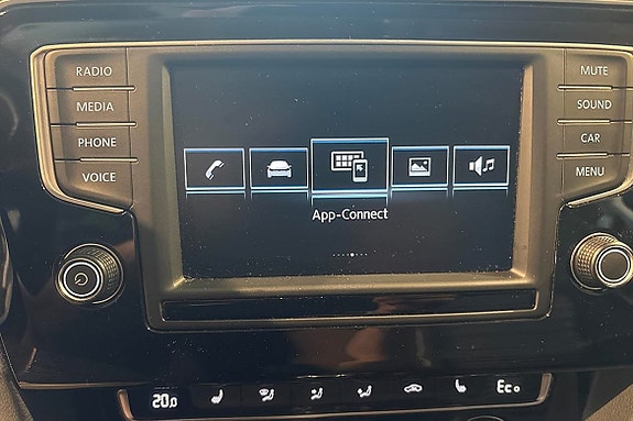 Volkswagen Passat 16 of 19